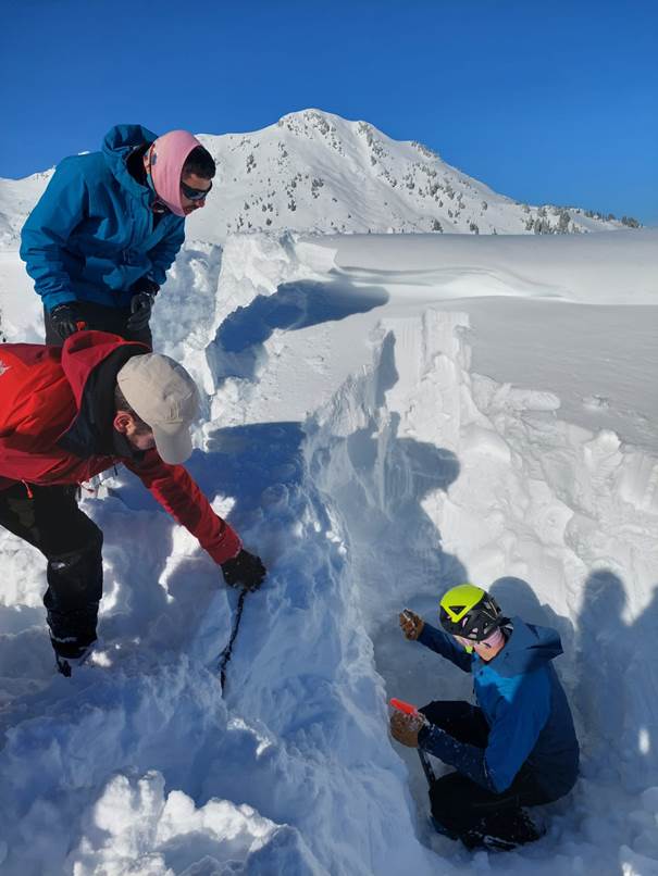 Une image contenant neige, personne, plein air, chaussures

Le contenu généré par l’IA peut être incorrect.