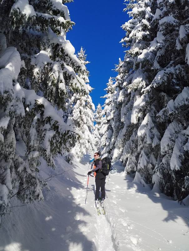 Une image contenant plein air, neige, personne, hiver

Le contenu généré par l’IA peut être incorrect.