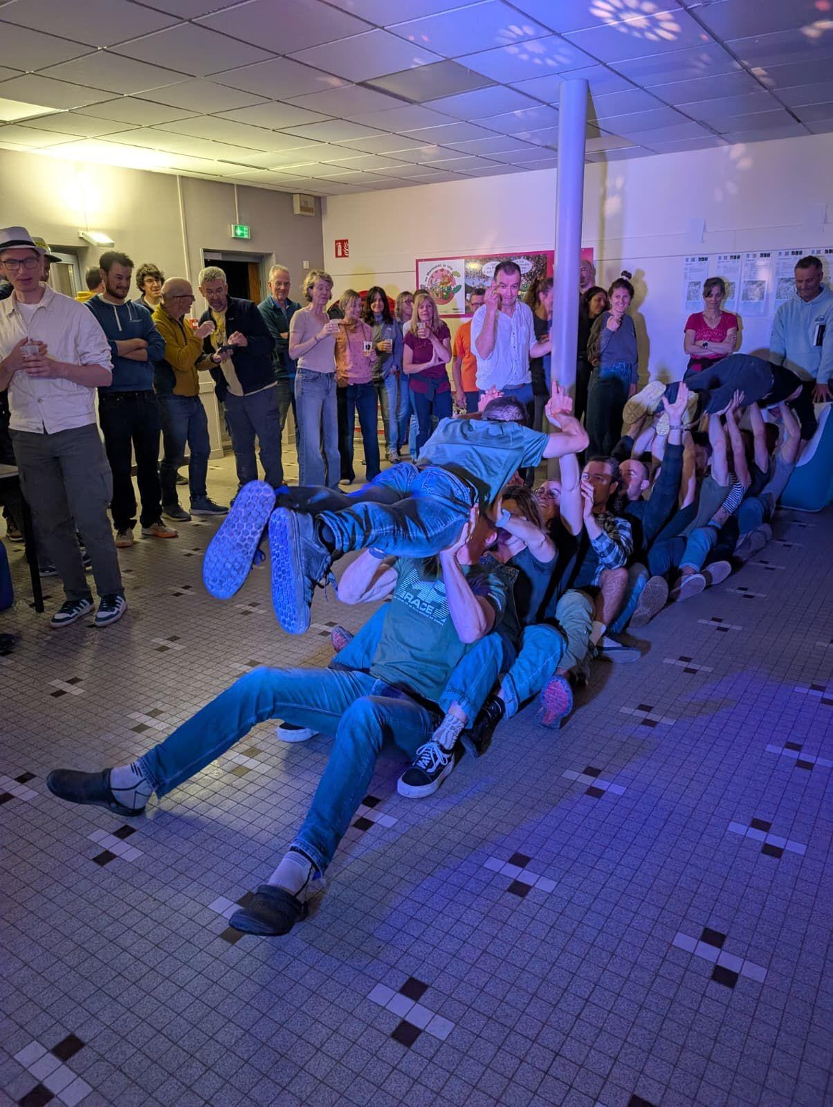 Une image contenant habits, chaussures, personne, Danse
Le contenu généré par l’IA peut être incorrect.