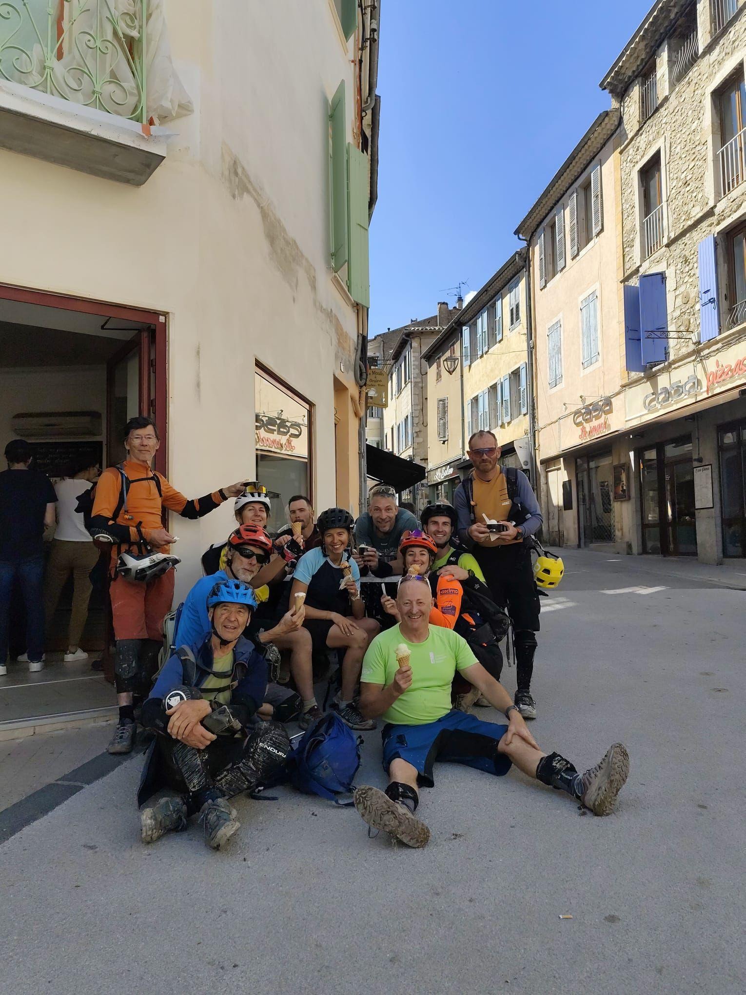 Une image contenant chaussures, plein air, habits, personne
Le contenu généré par l’IA peut être incorrect.