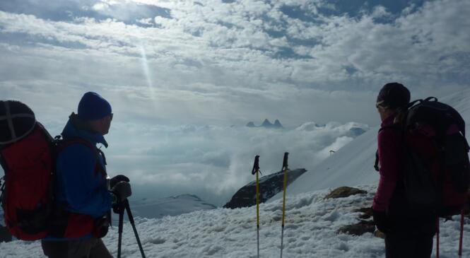 Cycle initiation raquette à neige et nuit sous igloo image article