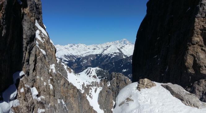 Il y a le ciel, le soleil et la... neige. image article