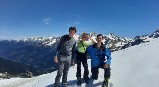 Trois au Dôme image article