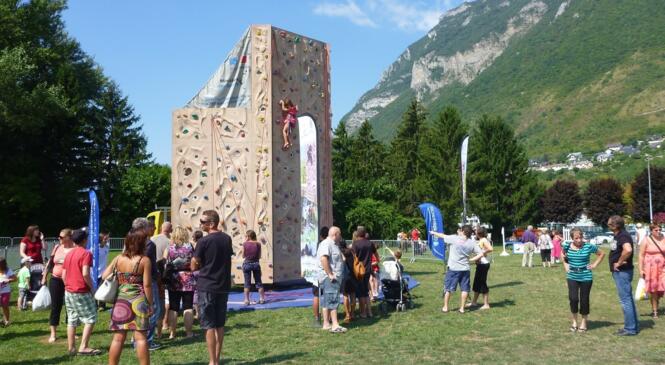 150 initiations escalade et 1 journée pleine de rencontres : merci les bénévoles présents à la Qu'Ara Bara ! image article