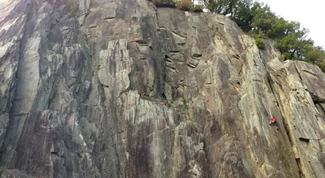 Entretien de la falaise d'escalade de St Léger image article