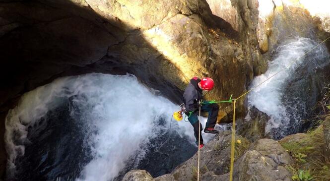 Unité de formation eaux vives en canyon aquatique image article