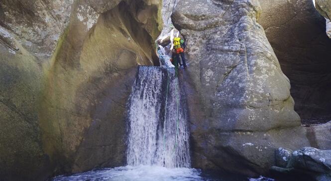 STAGES CANYONING image article